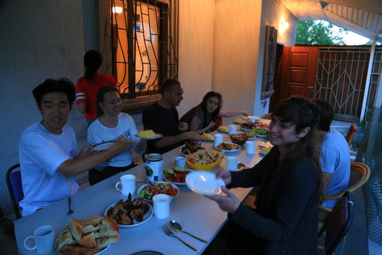 "European" Backpackers Hostel In อัลมาตี ภายนอก รูปภาพ
