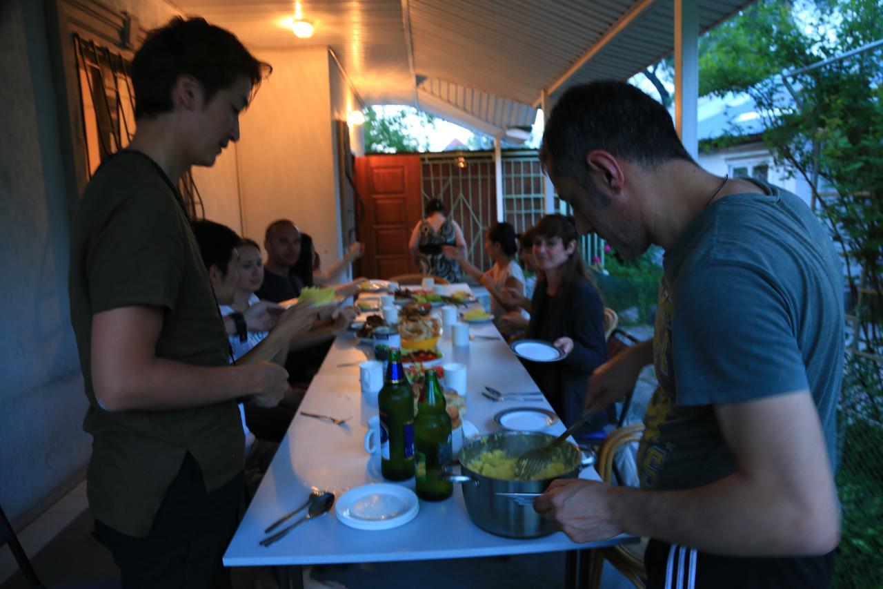 "European" Backpackers Hostel In อัลมาตี ภายนอก รูปภาพ