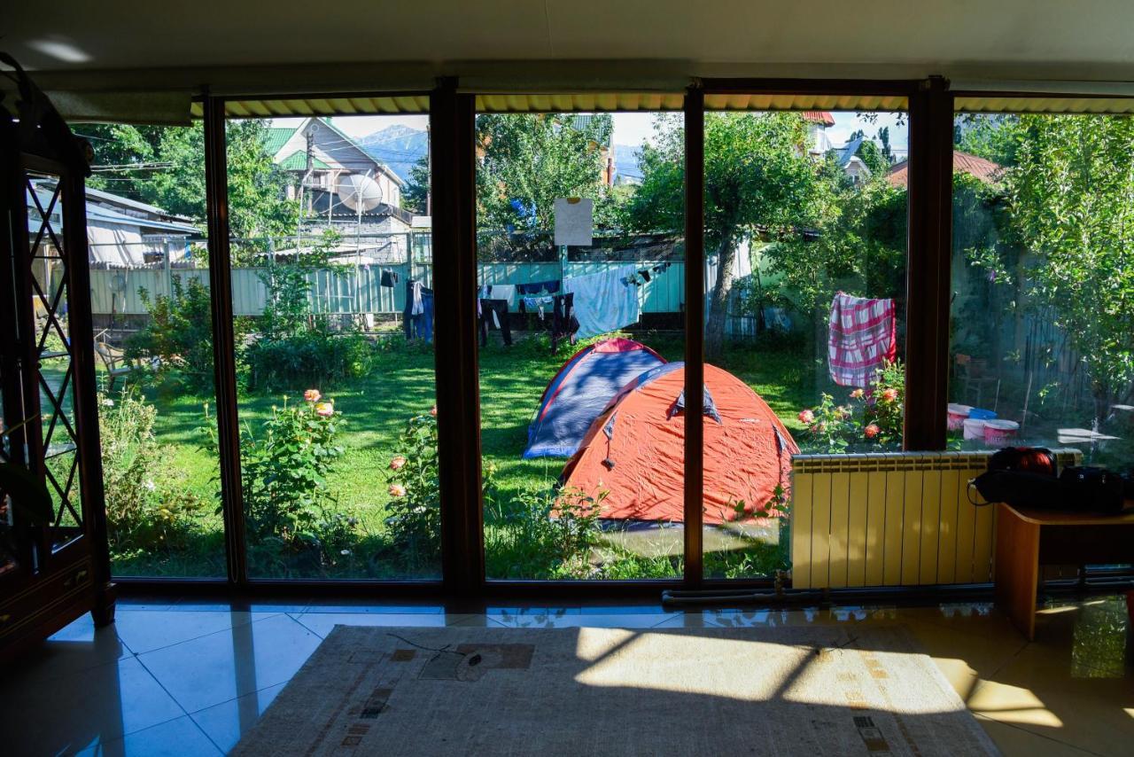 "European" Backpackers Hostel In อัลมาตี ภายนอก รูปภาพ