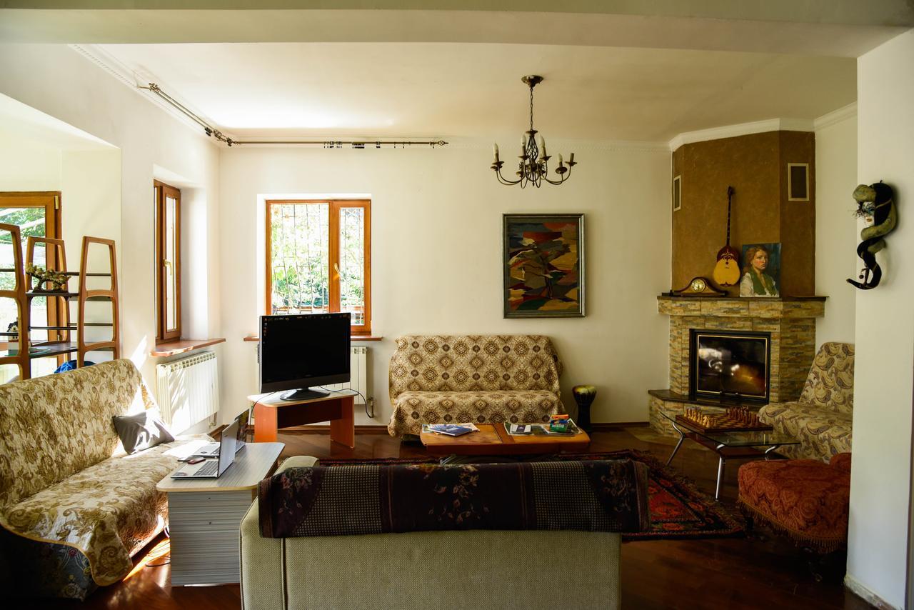 "European" Backpackers Hostel In อัลมาตี ภายนอก รูปภาพ