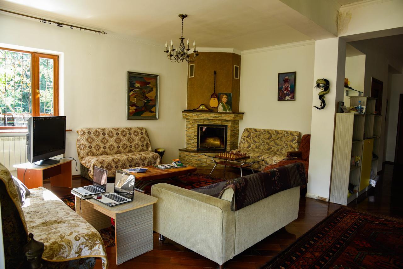 "European" Backpackers Hostel In อัลมาตี ภายนอก รูปภาพ