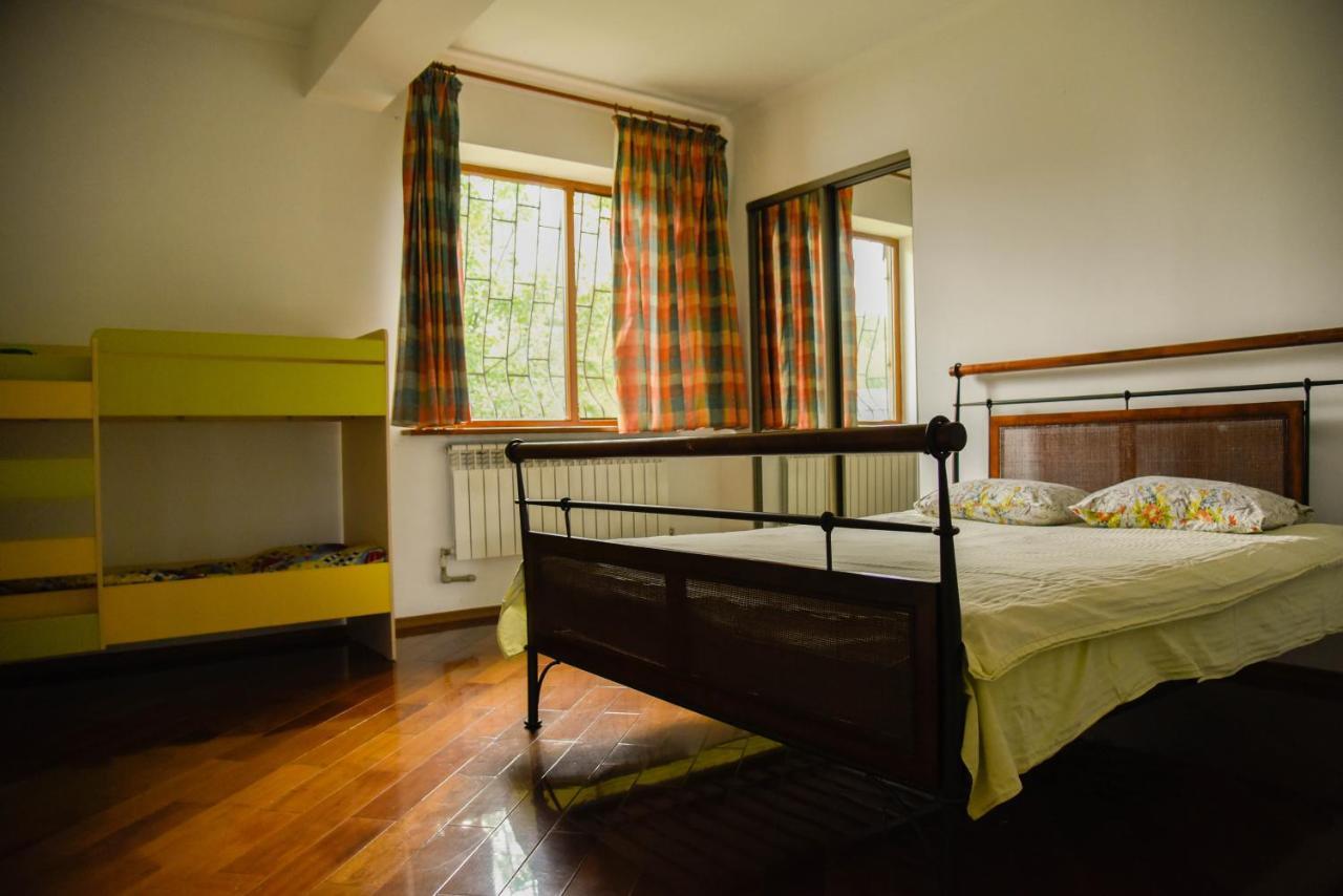 "European" Backpackers Hostel In อัลมาตี ภายนอก รูปภาพ