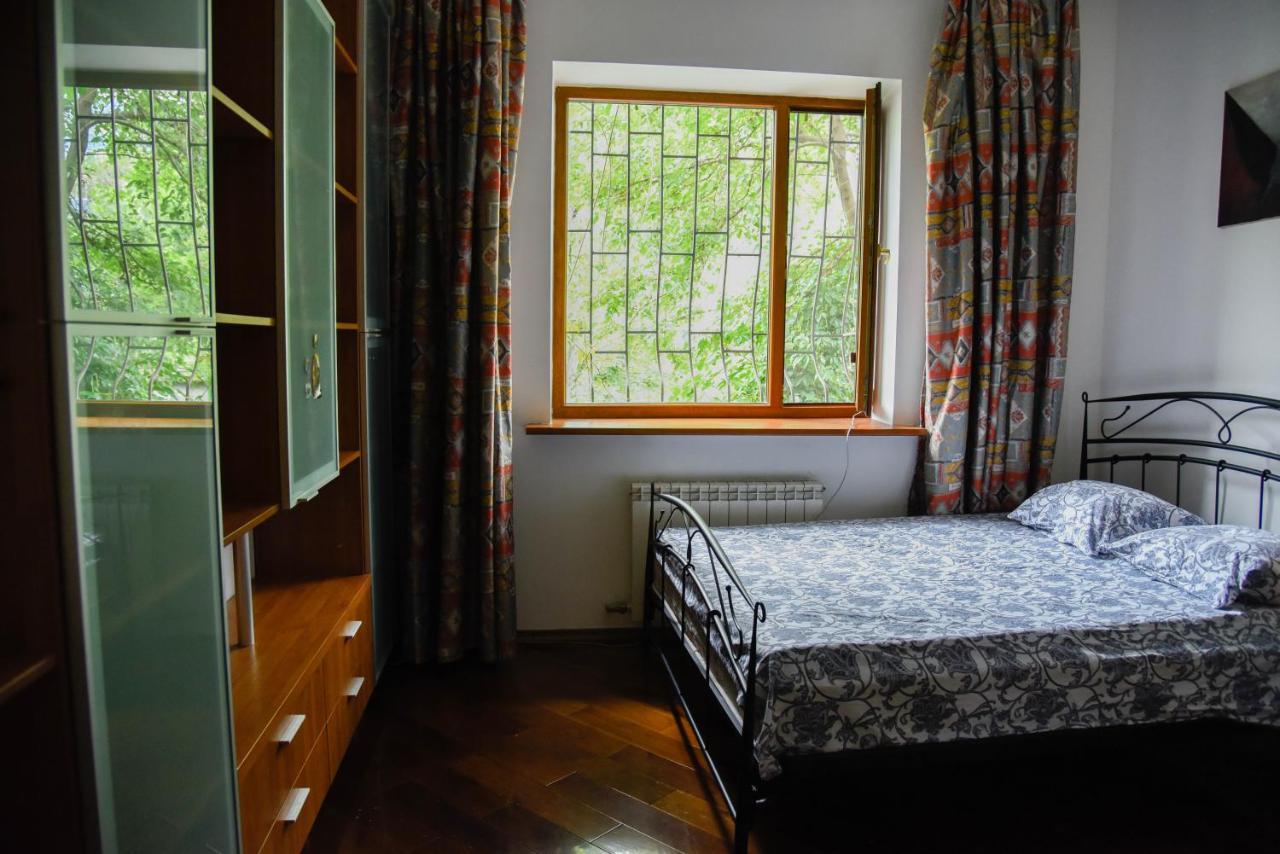 "European" Backpackers Hostel In อัลมาตี ภายนอก รูปภาพ